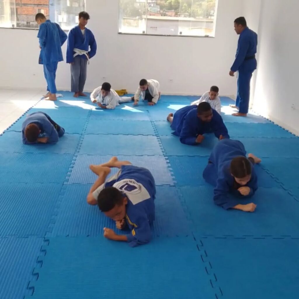 Aulas-de-Jiu-jitsu-🥋Projeto-jiu-jitsu-conta-com-Aulas-de-Jiu-jitsu-totalmente-gratuitas-🌟As-a-1-1024x1024 Aulas de Jiu-jitsu