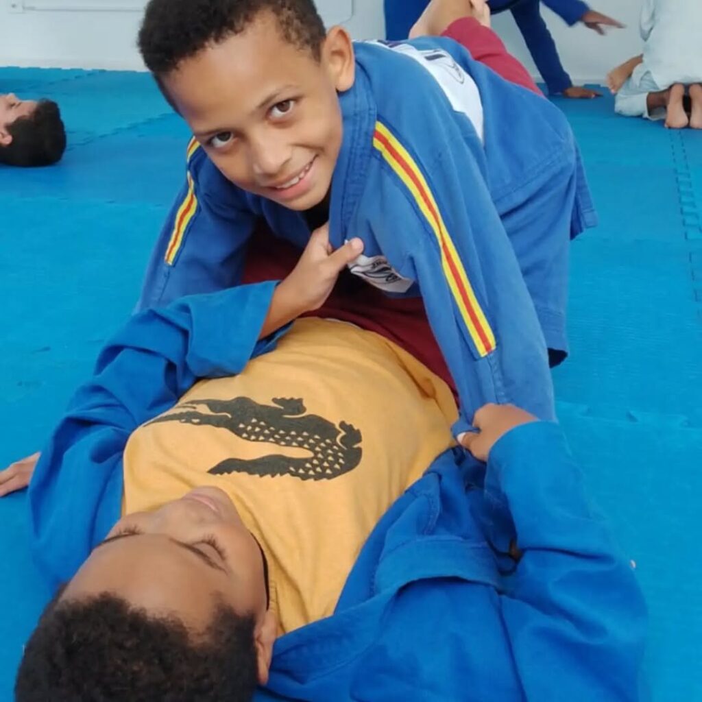 Aulas-de-Jiu-jitsu-🥋Projeto-jiu-jitsu-conta-com-Aulas-de-Jiu-jitsu-totalmente-gratuitas-🌟As-a-2-1024x1024 Aulas de Jiu-jitsu