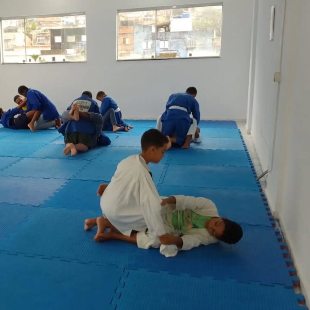 Aulas-de-Jiu-jitsu-🥋Projeto-jiu-jitsu-conta-com-Aulas-de-Jiu-jitsu-totalmente-gratuitas-🌟As-a-3-1024x1024 Aulas de Jiu-jitsu