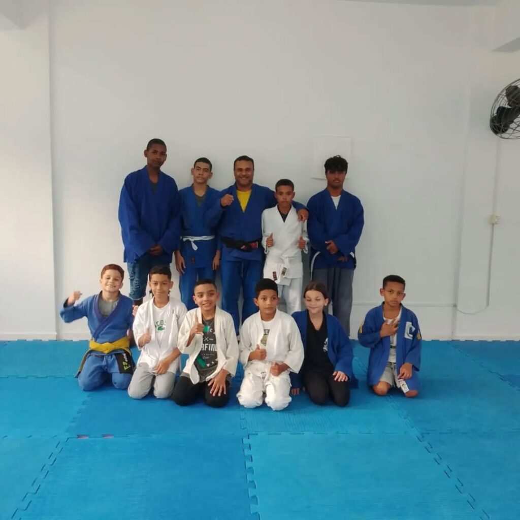 Aulas-de-Jiu-jitsu-🥋Projeto-jiu-jitsu-conta-com-Aulas-de-Jiu-jitsu-totalmente-gratuitas-🌟As-a-4-1024x1024 Aulas de Jiu-jitsu