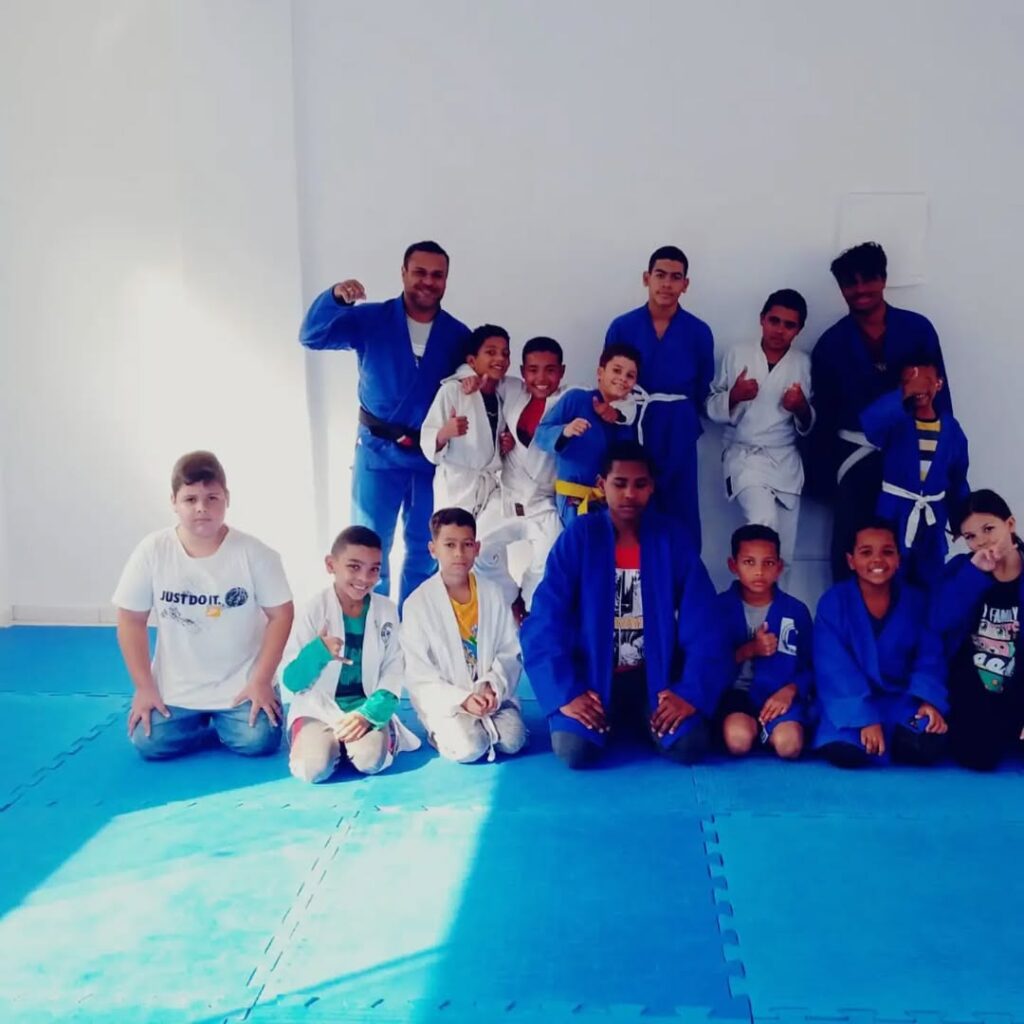 Aulas-de-Jiu-jitsu-🥋Projeto-jiu-jitsu-conta-com-Aulas-de-Jiu-jitsu-totalmente-gratuitas-🌟As-a-5-1024x1024 Aulas de Jiu-jitsu